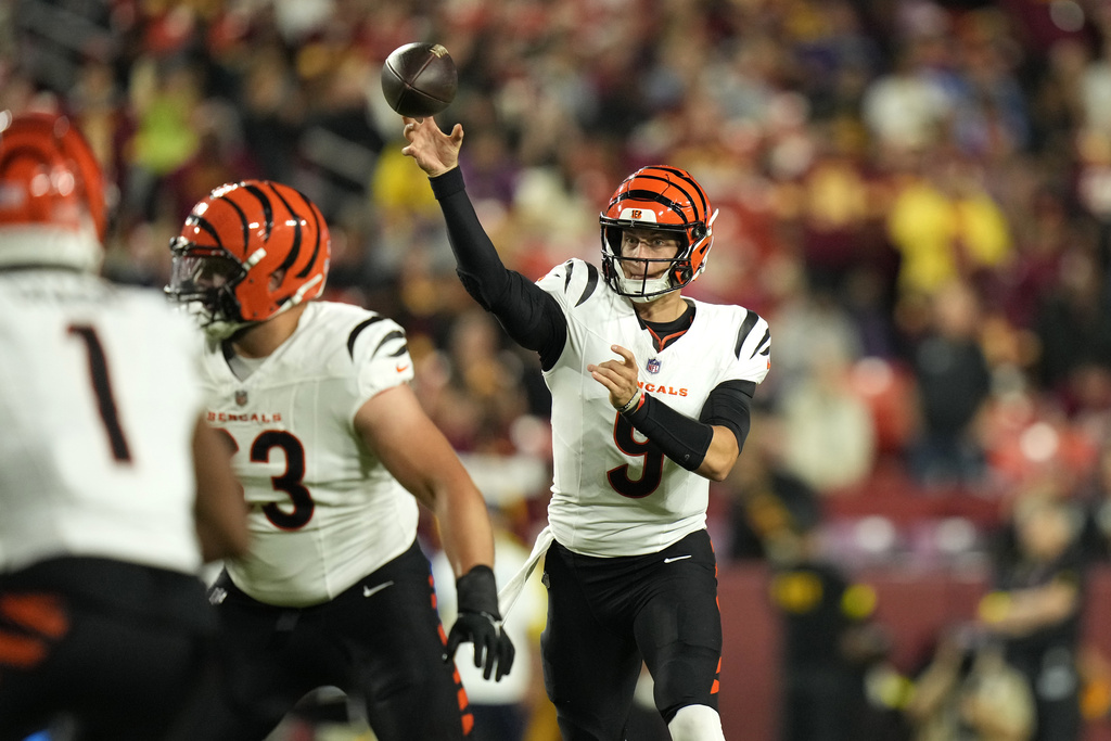 Cincinnati Bengals quarterback Joe Burrow (9) throws during the first half of a preseason NFL football game against the Washington Commanders Monday, Aug. 18, 2025, in Landover, Md. (AP Photo/Stephanie Scarbrough)