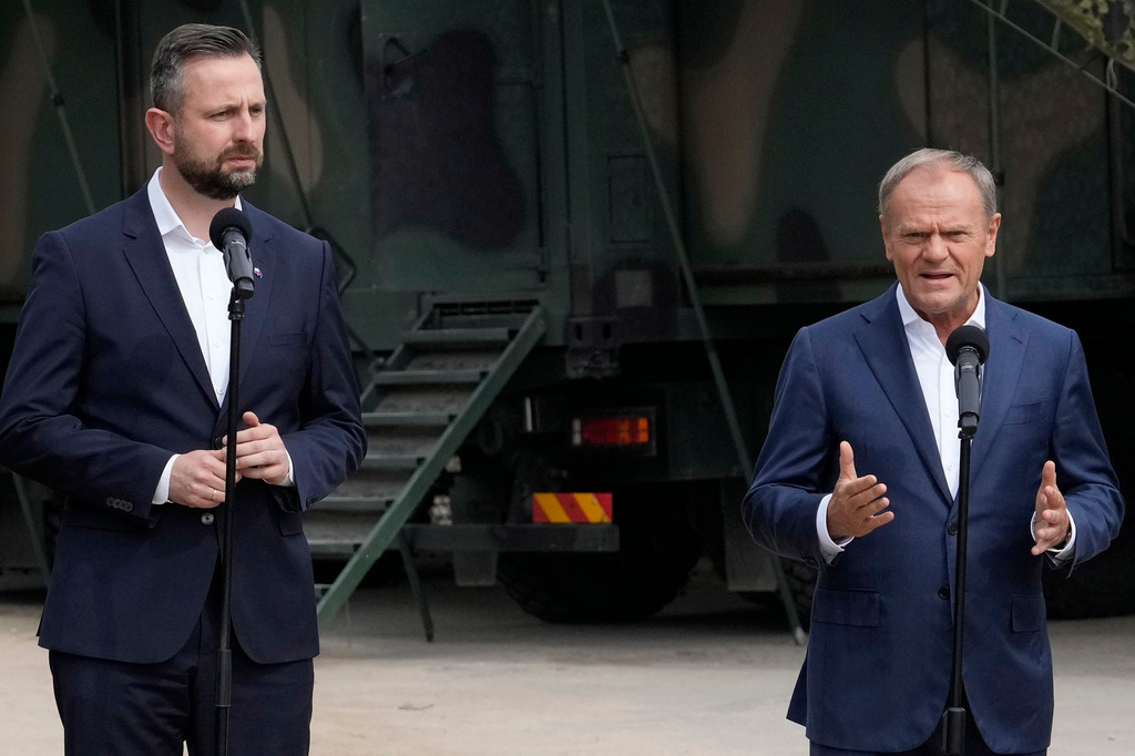 FILE - Poland's Prime Minister Donald Tusk, right, and Defense Minister Wladyslaw Kosiniak-Kamysz, visit troops who patrol Poland's border with Belarus, in Dubicze Cerkiewna, eastern Poland on May 29, 2024. (AP Photo/Czarek Sokolowski, File)
