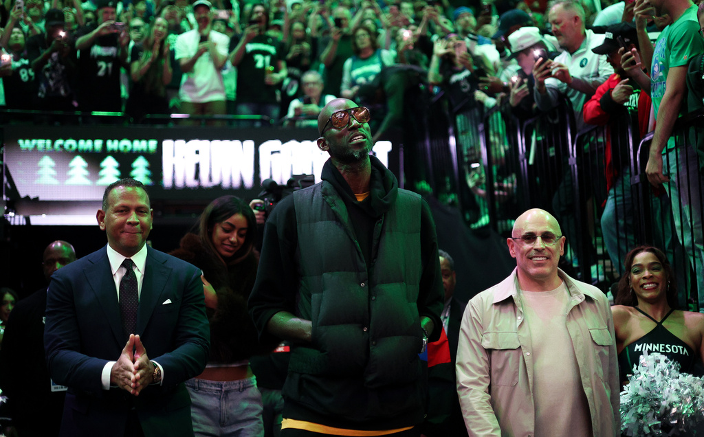 Former Minnesota Timberwolves player Kevin Garnett is introduced before an NBA basketball game between the New Orleans Pelicans and the Minnesota Timberwolves Sunday, April 12, 2026, in Minneapolis. (AP Photo/Matt Krohn)