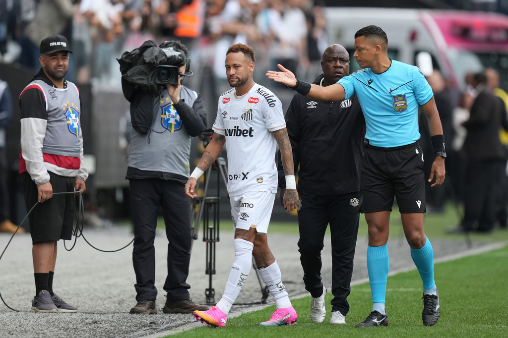 Santos' Neymar leaves the field after being substituted during a Brazilian Championship soccer match against Coritiba in Sao Paulo, Sunday, May 17, 2026. (AP Photo/Andre Penner)