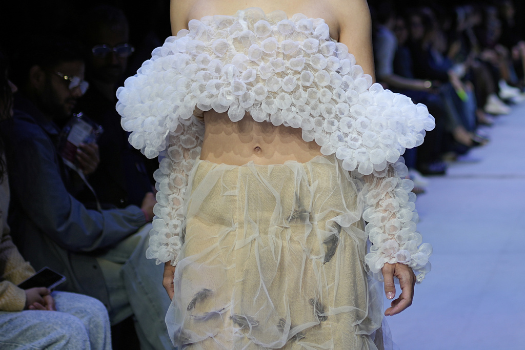 A model wears a creation by Russian designer Tatiana Kotova on a runway at Moscow Fashion Week in Moscow, Russia, Thursday, Aug. 28, 2025. (AP Photo/Pavel Bednyakov)