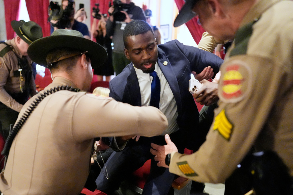 KeShaun Pearson is arrested and removed from the House gallery by state troopers during a special session of the state legislature to redraw U.S. Congressional voting maps Thursday, May 7, 2026, in Nashville, Tenn. (AP Photo/George Walker IV)