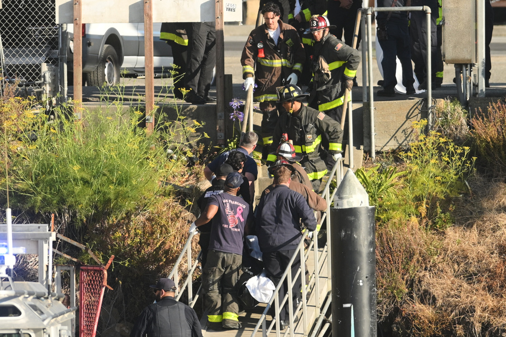 First responders move a body after a boat accident near Alcatraz Island off San Francisco, Tuesday, July 14, 2026. (AP Photo/Noah Berger)