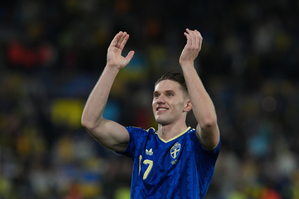 Sweden's Viktor Gyokeres applauds to supporters at the end of the World Cup playoff semifinal soccer match between Ukraine and Sweden in Valencia, Spain, Thursday, March 26, 2026. (AP Photo/Alberto Saiz)