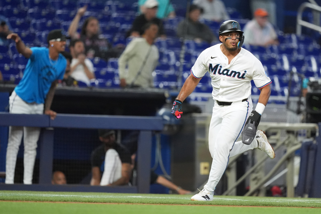 Miami Marlins' Leo Jimenez runs home on a single by Jakob Marsee during the fourth inning of a baseball game against the St. Louis Cardinals, Wednesday, April 22, 2026, in Miami. (AP Photo/Rebecca Blackwell)