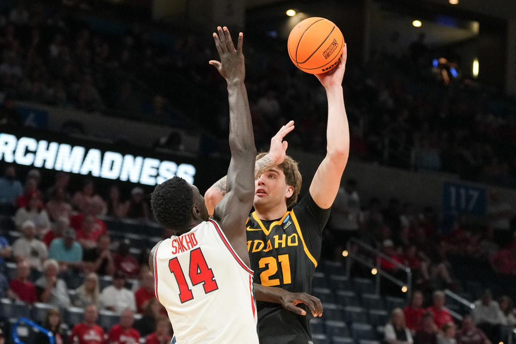 Idaho forward Seth Joba (21) shoots over Houston forward Kalifa Sakho (14) during the first half in the first round of the NCAA college basketball tournament, Thursday, March 19, 2026, in Oklahoma City. (AP Photo/Kyle Phillips)