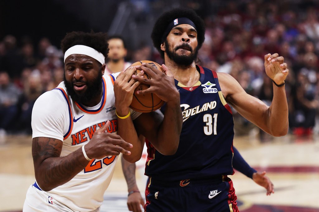 New York Knicks center Mitchell Robinson (23) and Cleveland Cavaliers center Jarrett Allen (31) battle for the ball during the first half of Game 4 in the Eastern Conference finals NBA basketball playoffs series in Cleveland, Monday, May 25, 2026. (AP Photo/Tim Phillis)