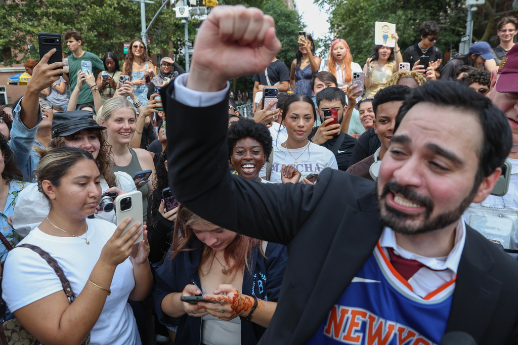 Amadeo Fusca, winner of the Zohran Mamdani look-alike contest, reacts with the crowd, Sunday, Aug. 30, 2026, in New York. (AP Photo/Heather Khalifa)