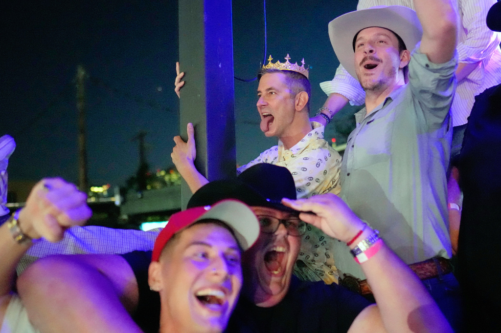 Seven-foot tall Weston Borghesi, back left, celebrates after winning the Tall King award while attending the Tall Tour event Saturday, May 9, 2026, in Austin, Texas. (AP Photo/David J. Phillip)
