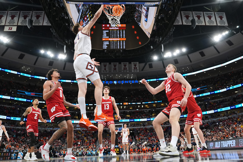 Illinois center Zvonimir Ivisic, top, dunks against Wisconsin during the first half of an NCAA college basketball game in the quarterfinals of the Big 10 Conference tournament, Friday, March 13, 2026, in Chicago. (AP Photo/Nam Y. Huh)
