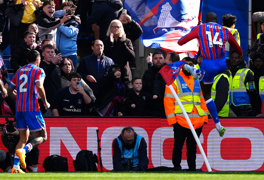 Crystal Palace's Jean-Philippe Mateta (right) celebrates scoring during the English Premier League soccer match between Crystal Palace and Newcastle United in London., Sunday April 12, 2026. (Jordan Pettitt/PA via AP)