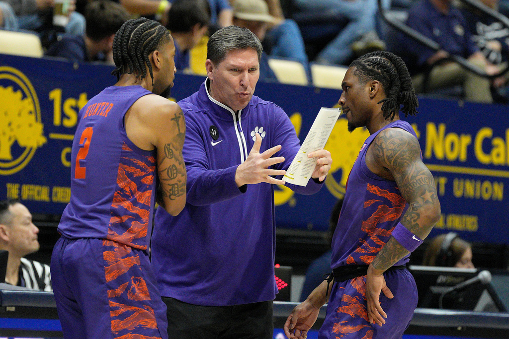 Clemson head coach Brad Brownell, center, talks with Dillon Hunter (2) and Jestin Porter, right, during the first half of an NCAA college basketball game against California in Berkeley, Calif., Saturday, Feb. 7, 2026. (AP Photo/Tony Avelar)