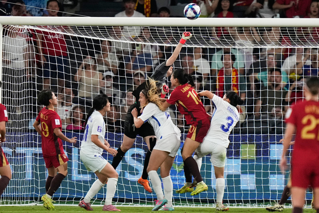 Uzbekistan's goalkeeper Maftuna Jonimqulova punches the ball clear of the goal during the Women's Asian Cup soccer match between Uzbekistan and China in Sydney, Friday, March 6, 2026. (AP Photo/Rick Rycroft)