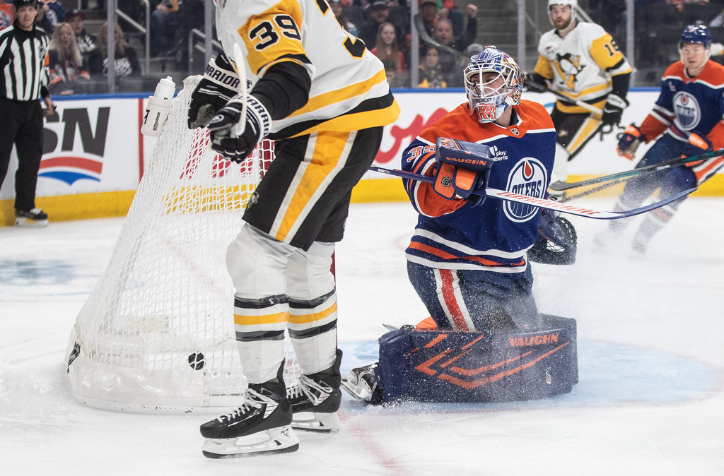 Pittsburgh Penguins' Anthony Mantha (39) scores against Edmonton Oilers goalie Tristan Jarry, front right, during first-period NHL hockey game action in Edmonton, Alberta, Thursday, Jan. 22, 2026. (Jason Franson/The Canadian Press via AP)