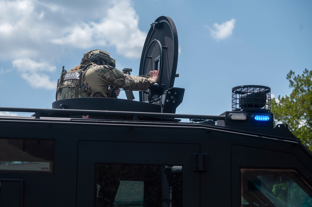 A member of Immigration and Customs Enforcement (ICE) Special Response Team demonstrates how the team deploys at the Federal Law Enforcement Training Centers (FLETC) in Brunswick, Ga. on Thursday, Aug. 21, 2025. (AP Photo/Fran Ruchalski)