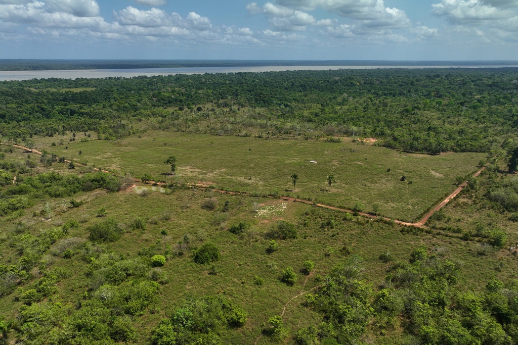 A proposed landfill, front, is visible near a quilombola, an Afro-descendant community called Menino Jesus in Acara, Brazil, Tuesday, Nov. 18, 2025. (AP Photo/Fernando Llano)
