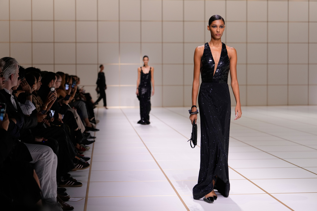 A model wears a creation part of the Giorgio Armani women's Spring-Summer 2027 collection, presented in Milan, Italy, Sunday, Sept. 27, 2026. (AP Photo/Luca Bruno)