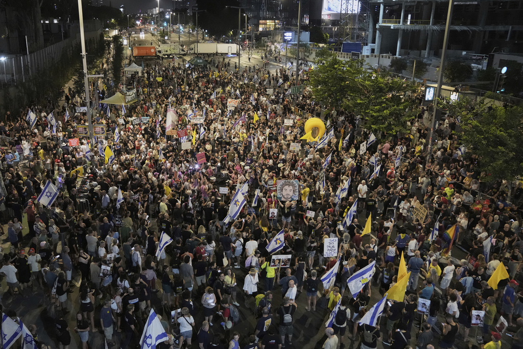 People take part in a protest demanding the end of the war, the immediate release of hostages held by Hamas in the Gaza Strip, and against Prime Minister Benjamin Netanyahu's government in Tel Aviv, Israel, Saturday, Aug. 16, 2025. (AP Photo/Mahmoud Illean)
