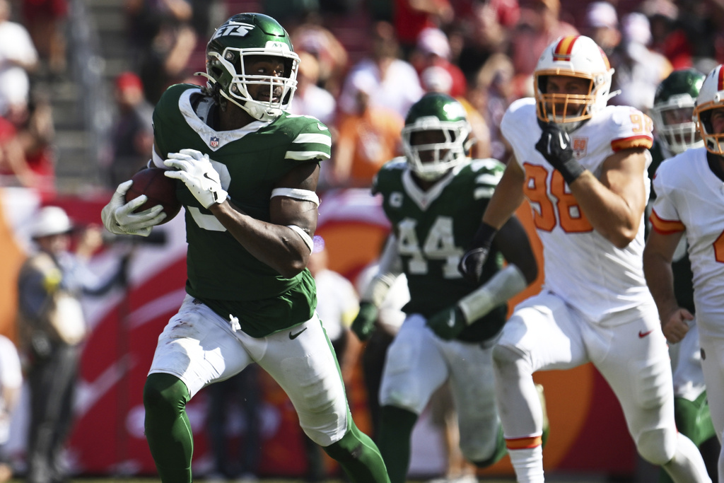 New York Jets defensive end Will McDonald IV (9) runs for a touchdown after blocking a field goal during the second half of an NFL football game against the Tampa Bay Buccaneers Sunday, Sept. 21, 2025, in Tampa, Fla. (AP Photo/Jason Behnken)