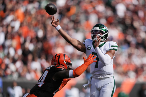 New York Jets quarterback Justin Fields (7) throws under pressure during the second half of an NFL football game against the Cincinnati Bengals, Sunday, Oct. 26, 2025, in Cincinnati. (AP Photo/Joshua A. Bickel) New York Jets quarterback Justin Fields (7) throws under pressure during the second half of an NFL football game against the Cincinnati Bengals, Sunday, Oct. 26, 2025, in Cincinnati. (AP Photo/Joshua A. Bickel)