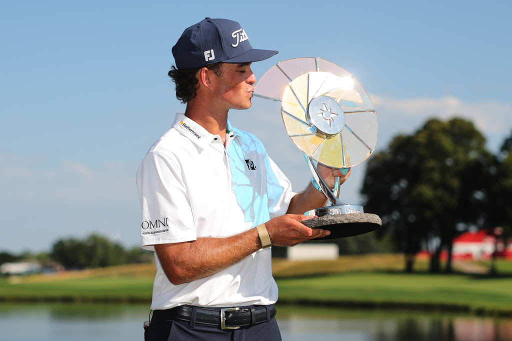 Jackson Koivun kisses his trophy after winning the 3M Open golf tournament at the Tournament Players Club Sunday, July 26, 2026, in Blaine, Minn. (AP Photo/Bailey Hillesheim)