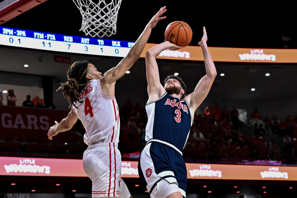Houston guard Kingston Flemings (4) attempts to block a shot from Arizona guard Anthony Dell'orso (3) in the first half of an NCAA college basketball game, Saturday, Feb. 21, 2026, in Houston. (AP Photo/Maria Lysaker)