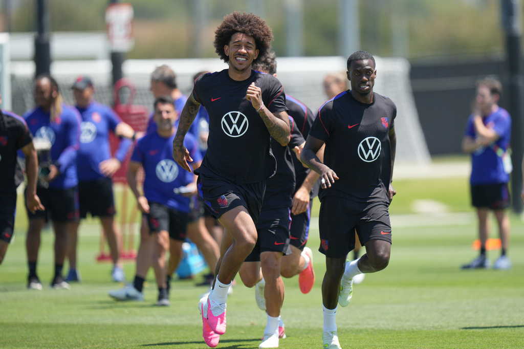 United States' Chris Richards, center, exercises with teammates during a training session ahead of their FIFA World Cup match against Australia in Irvine, Calif., Tuesday, June 16, 2026. (AP Photo/Andre Penner)