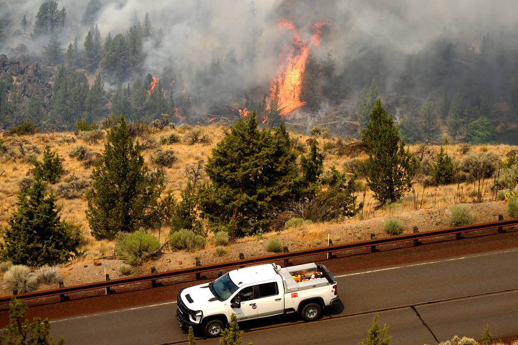 The Bench fire burns along the banks of the Deschutes River on Saturday, July 25, 2026, in Jefferson County, Ore. (AP Photo/Noah Berger)