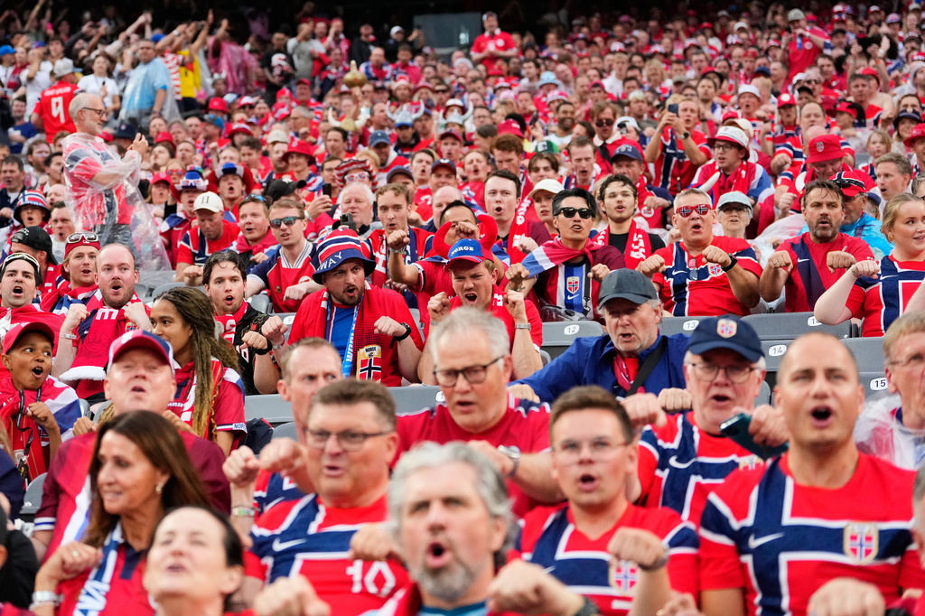 Norway fans perform a rowing ritual prior to the World Cup Group I soccer match between Senegal and Norway in East Rutherford, N.J., near New York, Monday, June 22, 2026. (AP Photo/Yuki Iwamura)