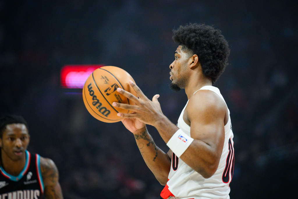 Portland Trail Blazers guard Scoot Henderson, right, looks for an open teammate during the first half of an NBA basketball game against the Memphis Grizzlies, Friday, Feb. 6, 2026, in Portland, Ore. (AP Photo/Molly J. Smith)