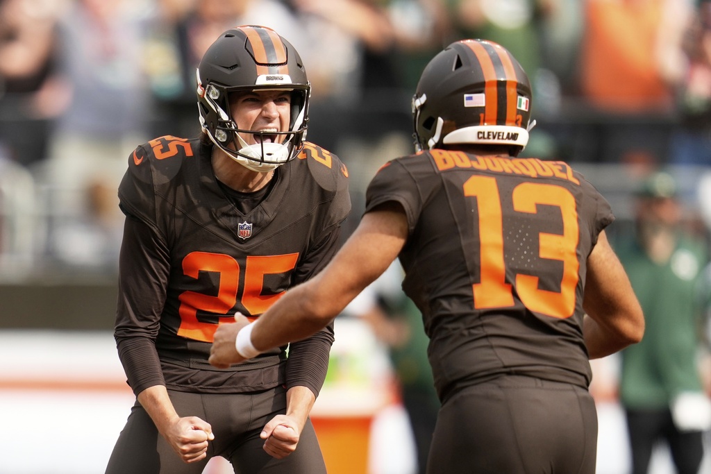 Cleveland Browns' Andre Szmyt celebrates his game-winning field goal during the second half of an NFL football game against the Green Bay Packers Sunday, Sept. 21, 2025, in Cleveland. (AP Photo/Sue Ogrocki)