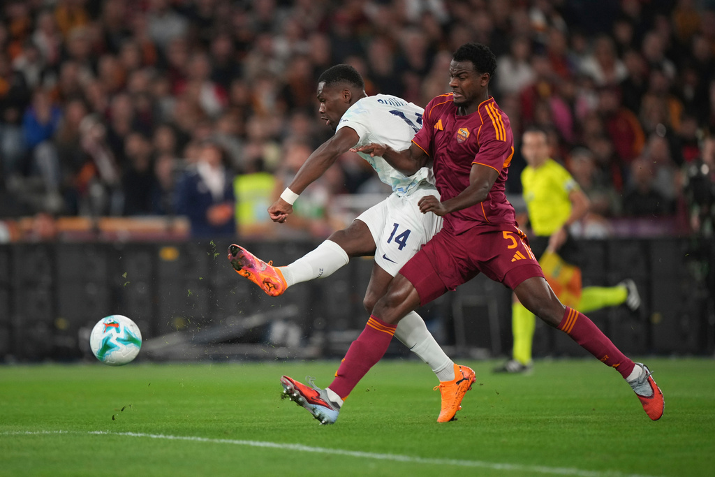 Inter Milan's Ange-Yoan Bonny scores his side's first goal during a Serie A soccer match between Roma and Inter Milan, in Rome, Saturday, Oct. 18, 2025. (AP Photo/Andrew Medichini)