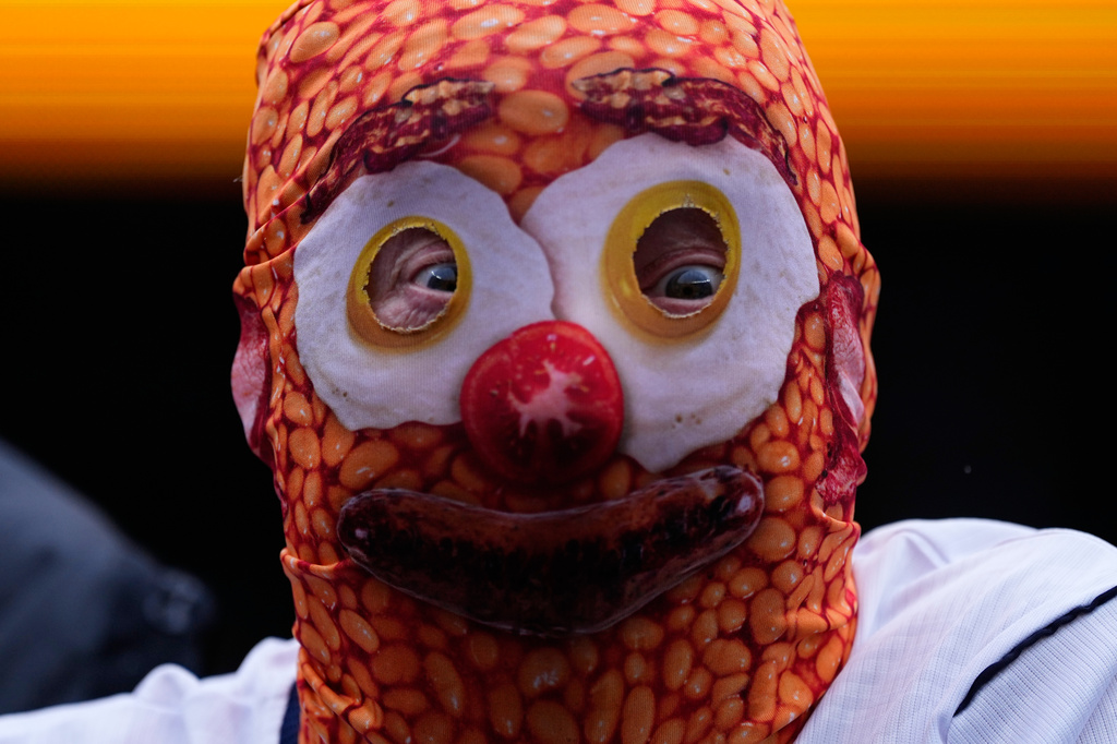 An England fan waits for the start of the World Cup Group L soccer match between England and Ghana in Foxborough, Mass., near Boston, Tuesday, June 23, 2026. (AP Photo/Petr David Josek)