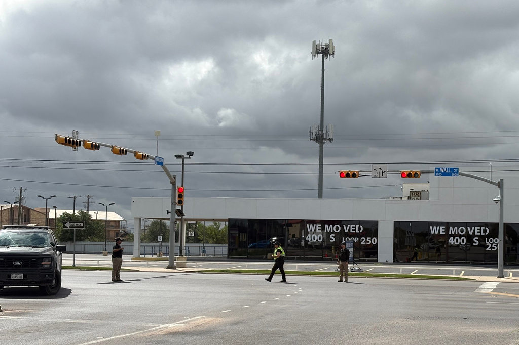Law enforcement responds to an active shooting scene Friday, June 12, 2026, in Midland, Texas. (B. Kay Richter/Reporter-Telegram via AP)