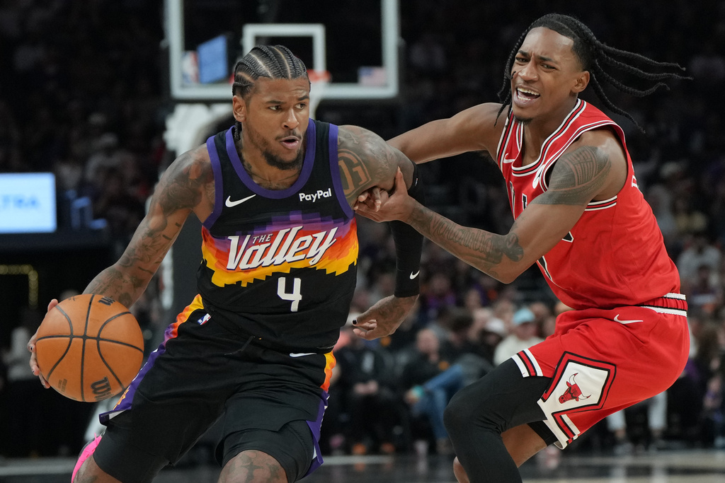Phoenix Suns guard Jalen Green (4) drives around the Chicago Bulls guard Rob Dillingham during the first half of an NBA basketball game, Thursday, March 5, 2026, in Phoenix. (AP Photo/Rick Scuteri)