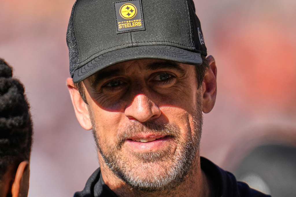 Pittsburgh Steelers quarterback Aaron Rodgers stands on the sidelines during the first half of an NFL football game against the Chicago Bears, Sunday, Nov. 23, 2025, in Chicago. (AP Photo/Erin Hooley)