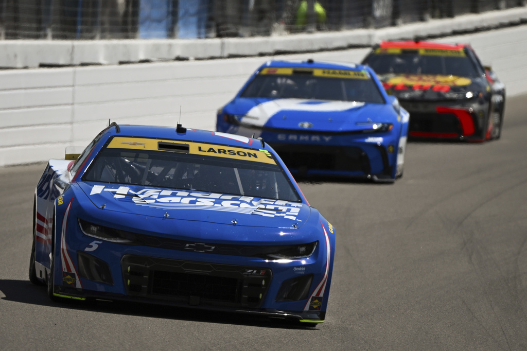 Kyle Larson (5) steers into Turn 3 during a NASCAR Cup Series auto race at World Wide Technology Raceway, Sunday, Sept. 7, 2025, in Madison, Ill. (AP Photo/Connor Hamilton)