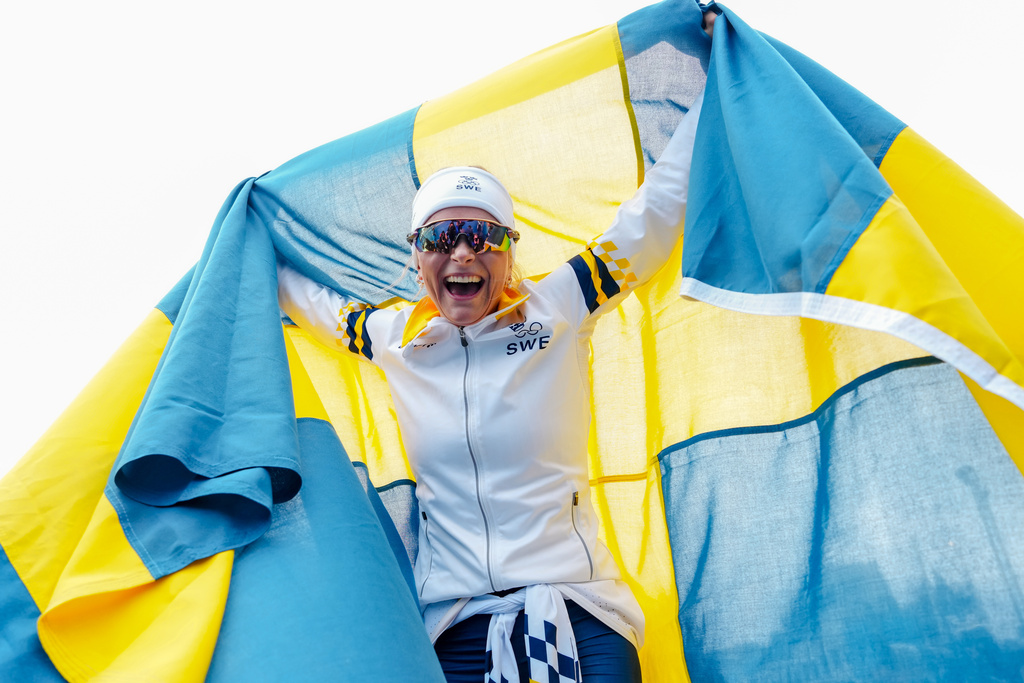 Frida Karlsson, of Sweden, celebrates after finishing the cross country skiing women's 10km interval start free at the 2026 Winter Olympics, in Tesero, Italy, Thursday, Feb. 12, 2026. (AP Photo/Kirsty Wigglesworth)