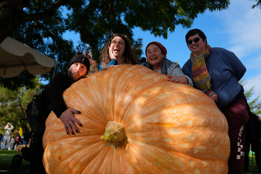 From left, Brod Salo, Julia, Rae Nathanson and Ellis Lorant pose with a giant pumpkin during the West Coast Giant Pumpkin Regatta on Sunday, Oct. 19, 2025, in Tualatin, Ore. (AP Photo/Jenny Kane) From left, Brod Salo, Julia, Rae Nathanson and Ellis Lorant pose with a giant pumpkin during the West Coast Giant Pumpkin Regatta on Sunday, Oct. 19, 2025, in Tualatin, Ore. (AP Photo/Jenny Kane)