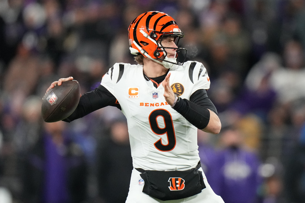 Cincinnati Bengals quarterback Joe Burrow throws a pass during the first half of an NFL football game against the Baltimore Ravens, Thursday, Nov. 27, 2025, in Baltimore. (AP Photo/Stephanie Scarbrough)