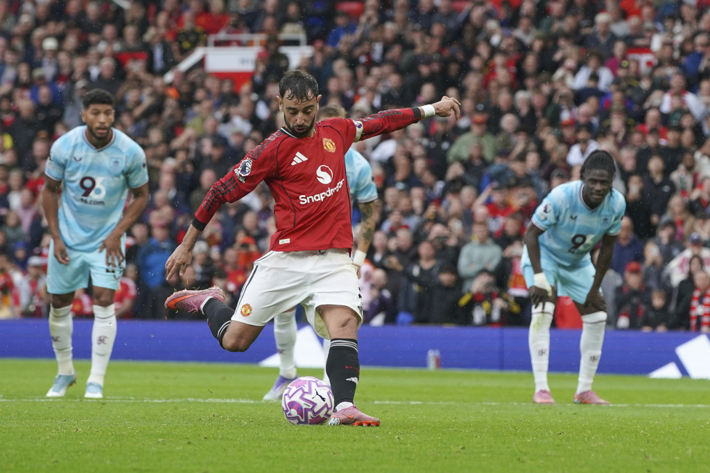 Manchester United's Bruno Fernandes shoots a penalty kick to score during the English Premier League soccer match between Manchester United and Burnley at Old Trafford stadium in Manchester, England, Saturday, Aug. 30, 2025. (AP Photo/Ian Hodgson)