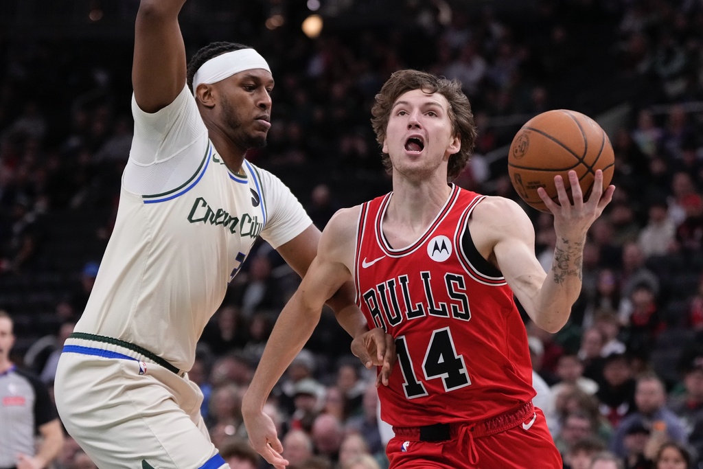 Chicago Bulls' Matas Buzelis gets past Milwaukee Bucks' Myles Turner during the first half of an NBA basketball game Tuesday, Feb. 3, 2026, in Milwaukee. (AP Photo/Morry Gash)