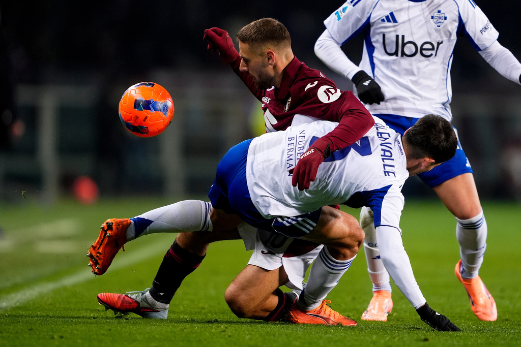Torino's Nikola Vlasic fights for the ball with Como's Alex Valle during the Serie A soccer match between Torino and Como, in Turin, Italy, Monday, Nov. 24, 2025. (Fabio Ferrari/LaPresse via AP)