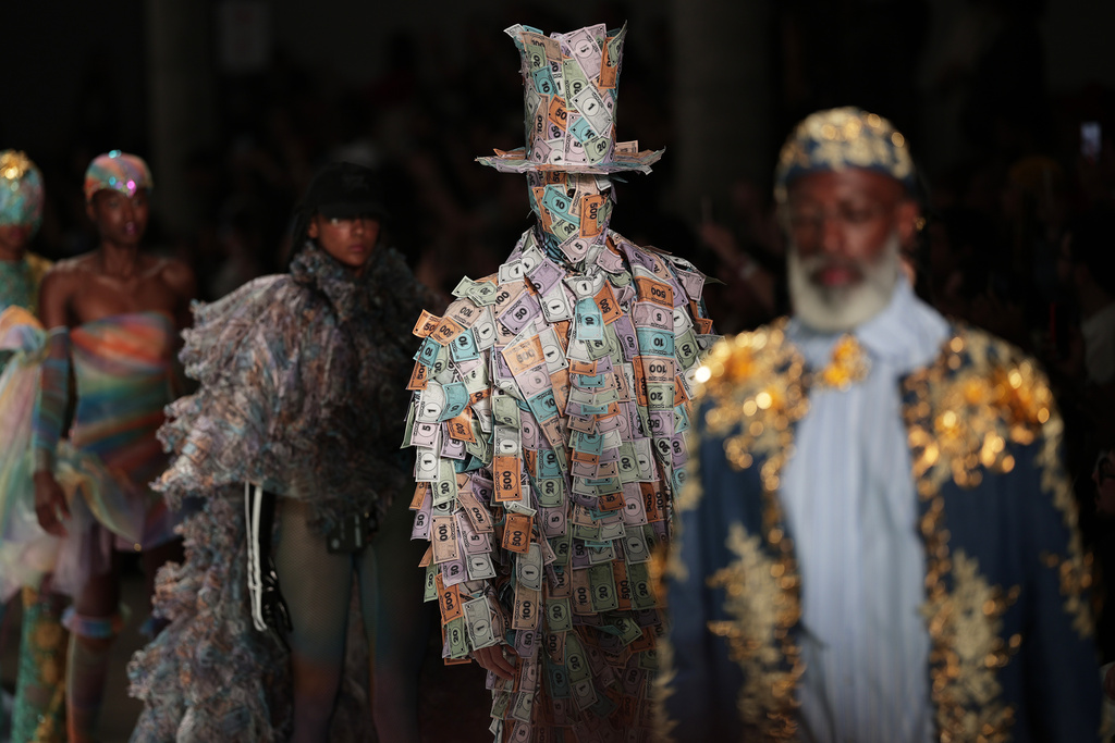 Models wear creations from the Dario Mittmann collection during the Sao Paulo Fashion Week, Thursday, Oct. 16, 2025. (AP Photo/Ettore Chiereguini)