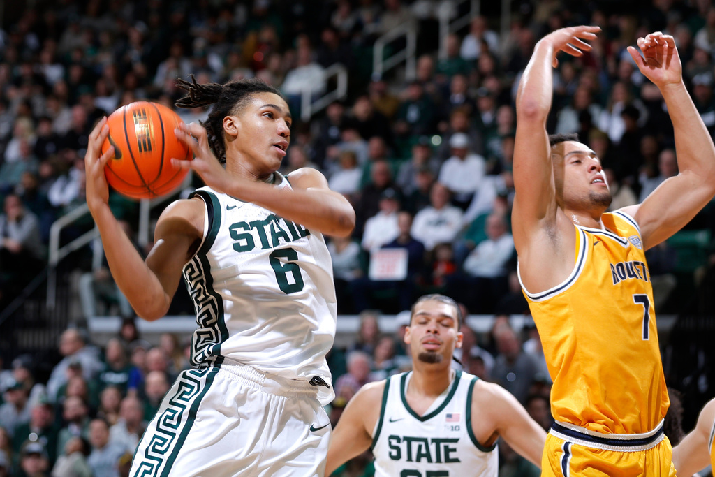 Michigan State forward Jordan Scott (6), left, pulls down a rebound against Toledo forward Sean Craig (7) during the first half of an NCAA college basketball game, Tuesday, Dec. 16, 2025, in East Lansing, Mich. (AP Photo/Al Goldis)