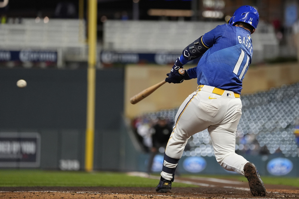 Minnesota Twins' Mickey Gasper hits a two-run single during the fourth inning of a baseball game against the Chicago White Sox, Thursday, Sept. 4, 2025, in Minneapolis. (AP Photo/Abbie Parr)