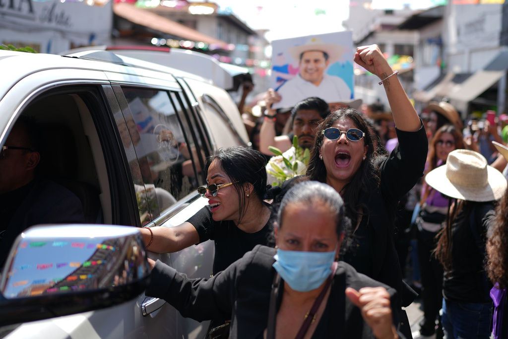 People chant during a funeral procession for late Mayor Carlos Alberto Manzo Rodríguez, who was shot dead during the Day of the dead celebrations, in Uruapan, Michoacan state, Mexico, Sunday, Nov. 2, 2025. (AP Photo/Eduardo Verdugo)