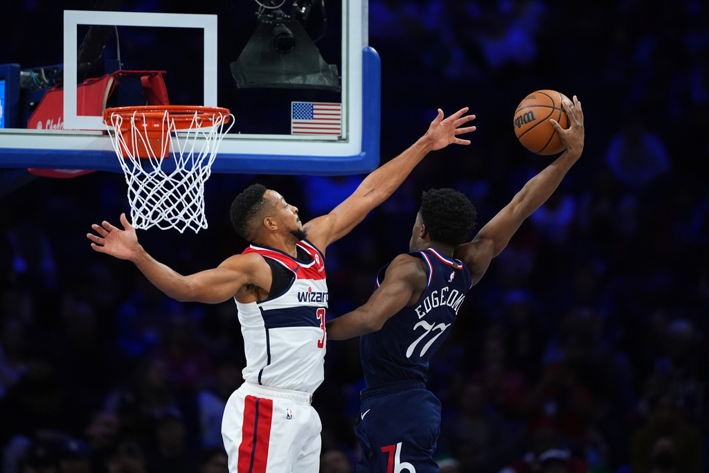 Philadelphia 76ers' VJ Edgecombe, right, goes up for a dunk against Washington Wizards' CJ McCollum during the first half of an NBA basketball game Tuesday, Dec. 2, 2025, in Philadelphia. (AP Photo/Matt Slocum)