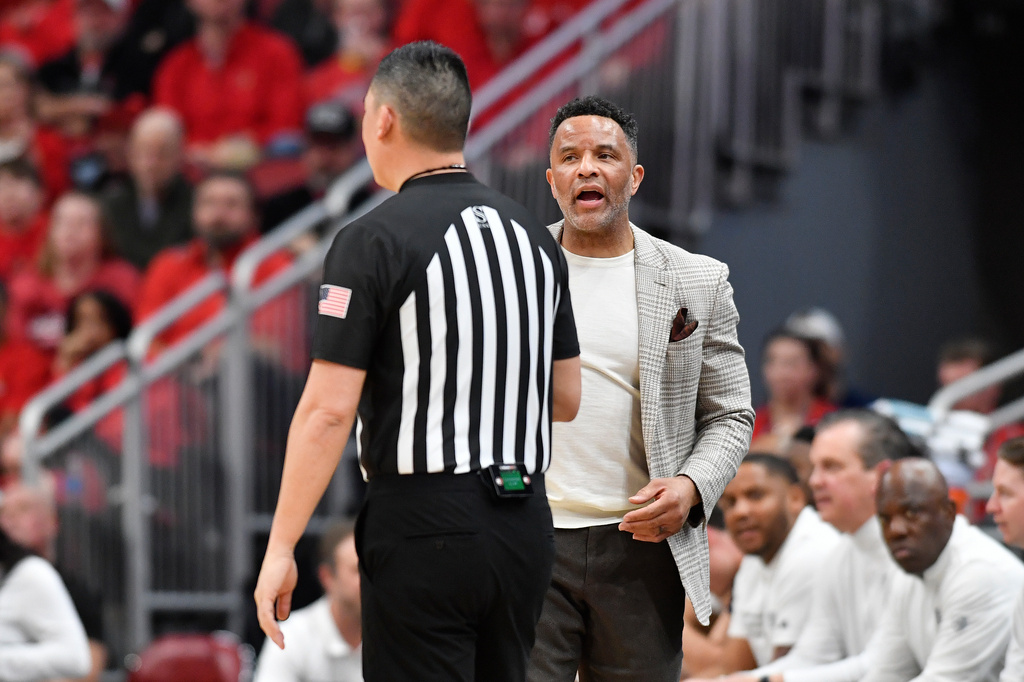 Georgia Tech head coach Damon Stoudamire, center right, argues a call with a game official, center left, during the second half of an NCAA college basketball game against Louisville in Louisville, Ky., Saturday, Feb. 21, 2026. (AP Photo/Timothy D. Easley)