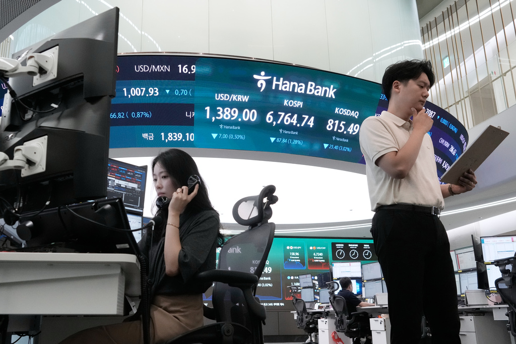 Currency traders work at the foreign exchange dealing room of the Hana Bank headquarters in Seoul, South Korea, Friday, Aug. 21, 2026. (AP Photo/Ahn Young-joon)